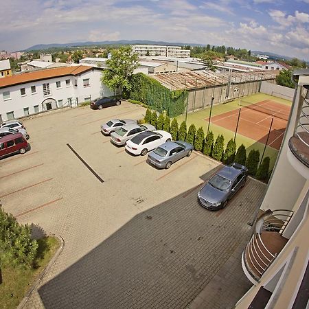 Hotel Eminent Zlaté Moravce Esterno foto