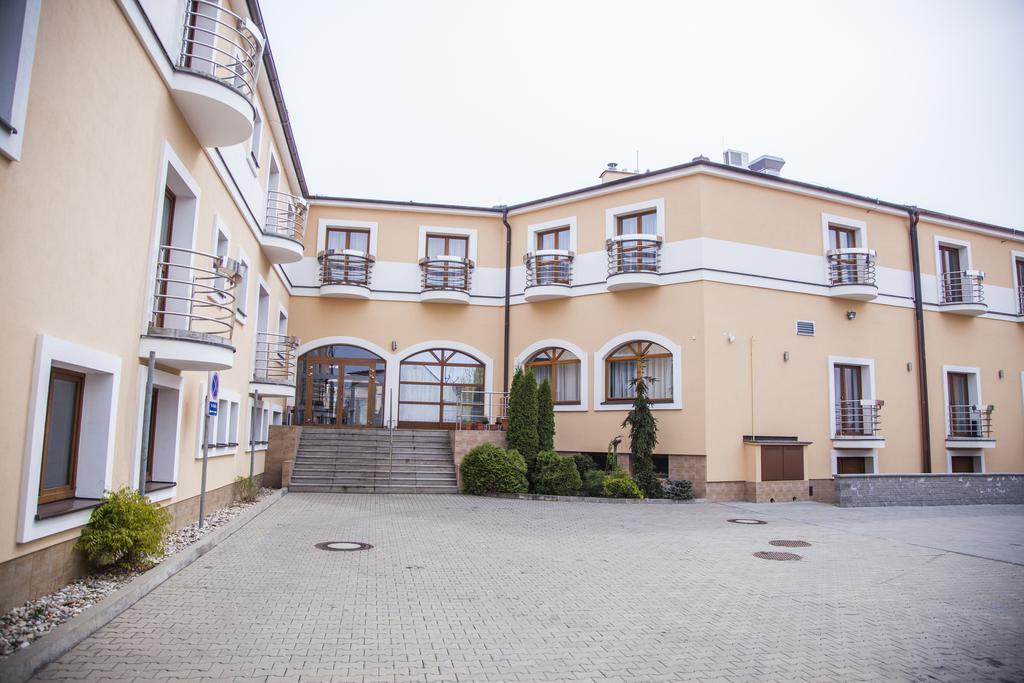 Hotel Eminent Zlaté Moravce Esterno foto