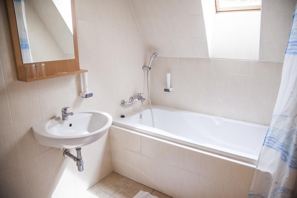 Hotel Eminent Zlaté Moravce Esterno foto